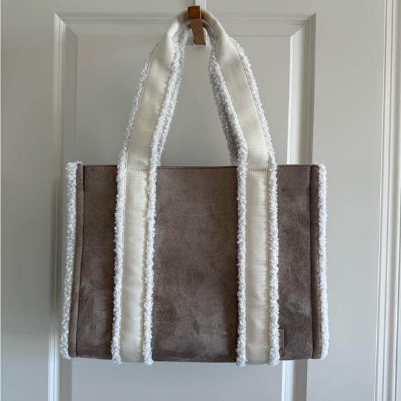 shearling lululemon bag Amazon.com: Athletica Everywhere Fleece Belt (Light Ivory) : Clothing, Shoes & Jewelry Lululemon Everywhere Belt Bag 1L